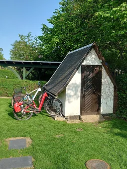 Schuppen mit Fahrradständer 