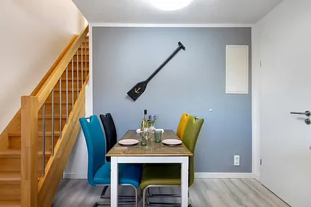 Essplatz mit Treppe zum Schlafzimmer 