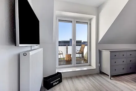 Schlafzimmer mit kleinen Balkon 