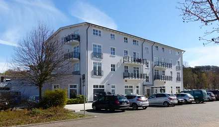 Gebäude mit Parkplätzen