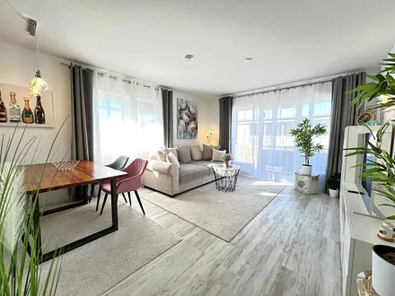 Wohnbereich mit Küche und Esstisch