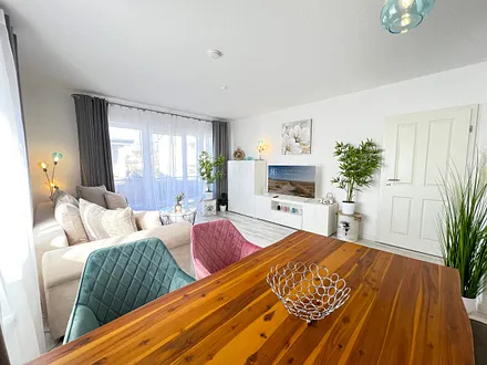 Wohnbereich mit Küche und Esstisch