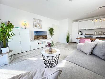 Wohnbereich mit Küche und Esstisch