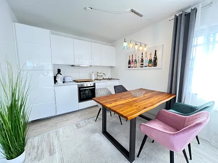 Wohnbereich mit Küche und Esstisch