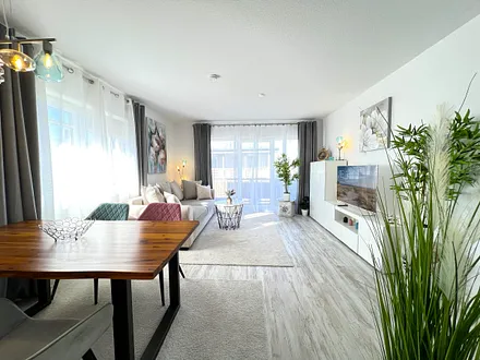 Wohnbereich mit Küche und Esstisch