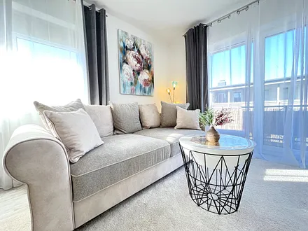 Wohnbereich mit Küche und Esstisch