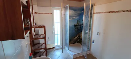 Badezimmer mit Dusche und WC