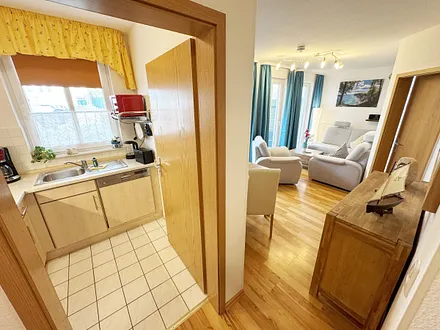 Blick in die Küche und den Wohnbereich