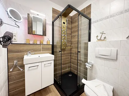 Bad mit Dusche, Waschtisch und WC