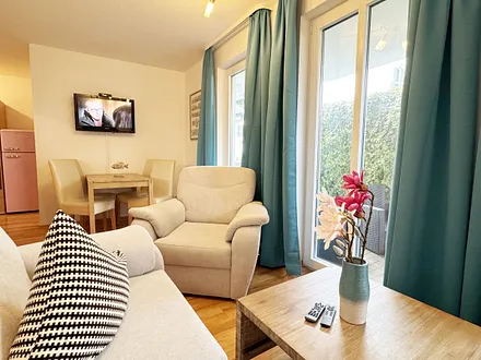 Couchbereich mit Blick auf den Essbereich und TV