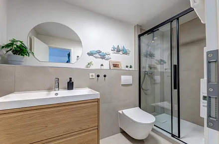 Bad mit Dusche/WC und Fön