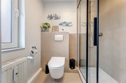 Badezimmer mit Dusche & WC