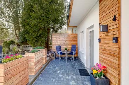 die Terrasse & Eingangsbereich zum Appartement