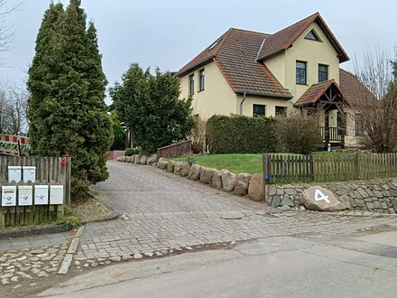 Hauptzufahrt zu den Wohnungen Bastorf 4