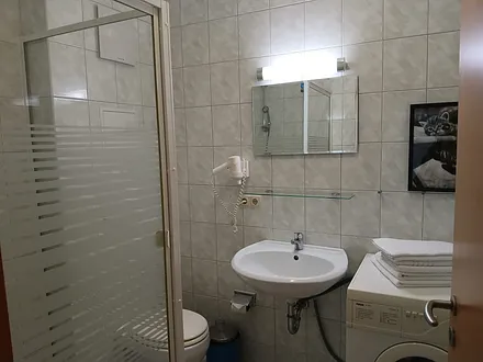 Bad mit Dusche und Waschmaschine