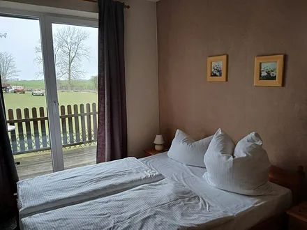 Bett im Schlafzimmer mit 2. Balkonzugang