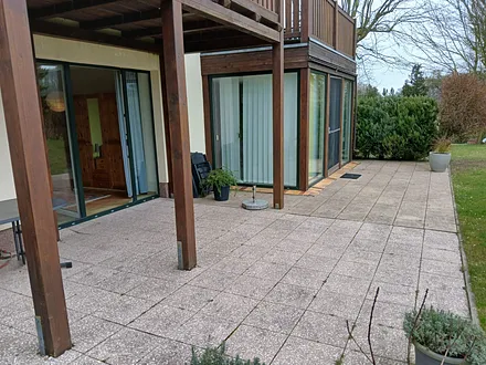 Terrasse mit Eingängen zum Wohnzimmer und zum Schlafzimmer