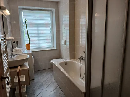 Bad mit Dusche, Badewanne und Waschmaschine