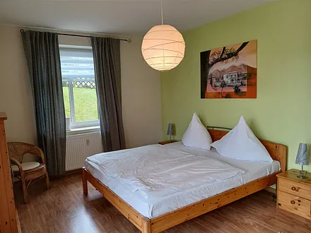 Schlafzimmer mit Doppelbett