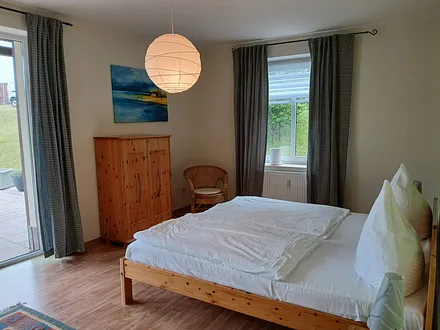 SZ mit Doppelbett und Tür zur Terrasse