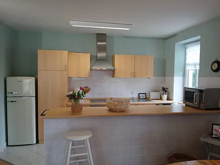 Küchenzeole mit Retrokühlschrank