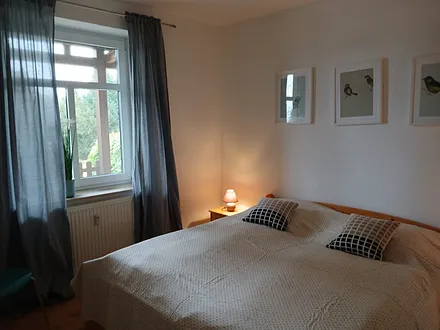 Schlafzimmer mit großen Doppelbett