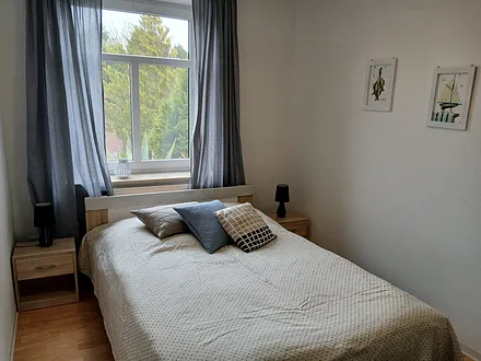 Schlafzimmer mit Bett 1,30m breit