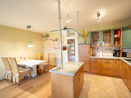 Die offene Küchenzeile und der Essbereich