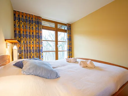 Das erste Schlafzimmer mit Doppelbett