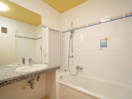 Das Bad mit Badewanne