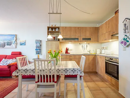 Der offene Essbereich und die Küchenzeile