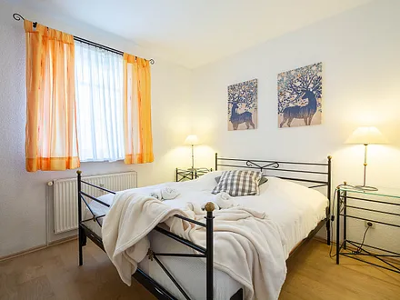 Das erste Schlafzimmer mit Doppelbett