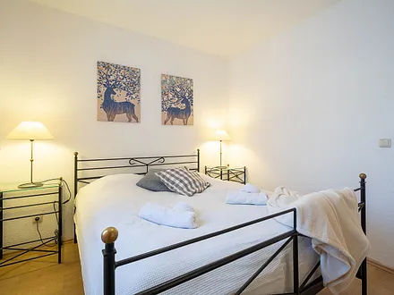 Das erste Schlafzimmer mit Doppelbett