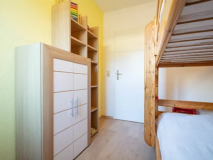 Das zweite Schlafzimmer mit Etagenbett und Kleiderschrank
