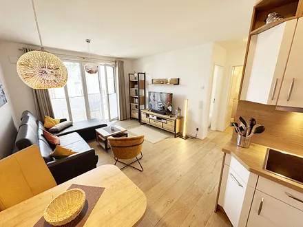 Blick von der Küche in den Wohnbereich