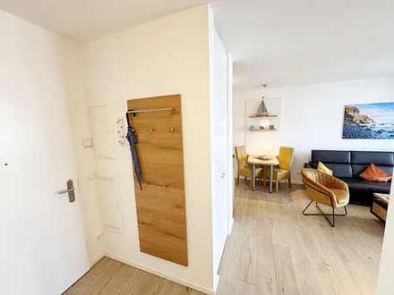 Flurbereich mit Garderobe und Blick in den Wohnbereich