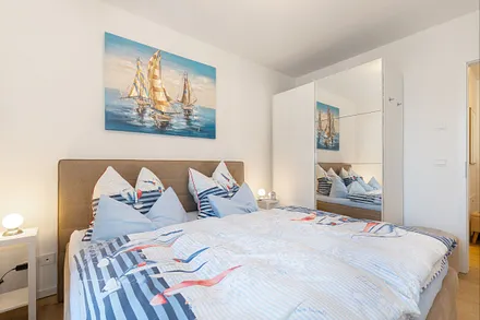 Schlafzimmer mit Doppelbett und Kleiderschrank