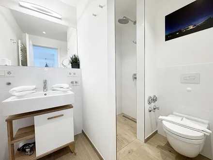 innenliegendes Badezimmer mit ebenerdiger Dusche