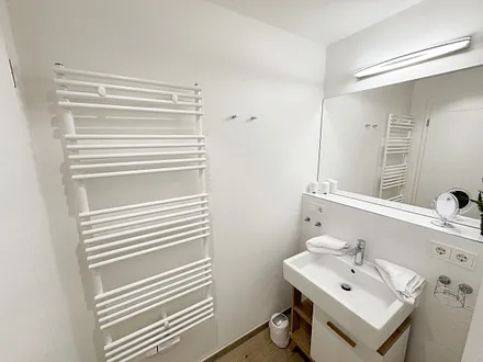 innenliegendes Badezimmer mit Waschbecken