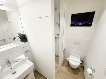 innenliegendes Badezimmer mit WC und Waschbecken