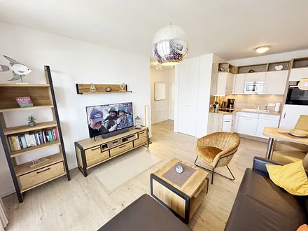 gemütlicher Wohnbereich mit Smart-TV