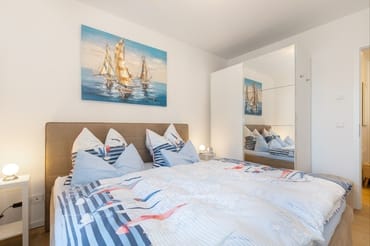 Schlafzimmer mit Doppelbett und Kleiderschrank