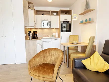 Blick vom Wohnbereich in den Küchenbereich