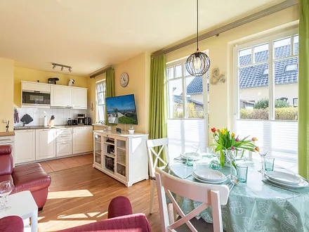 Der Essbereich und die offene Küchenzeile