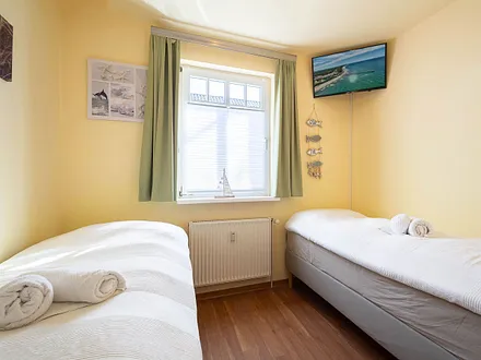Das zweite Schlafzimmer mit 2 Einzelbetten und TV