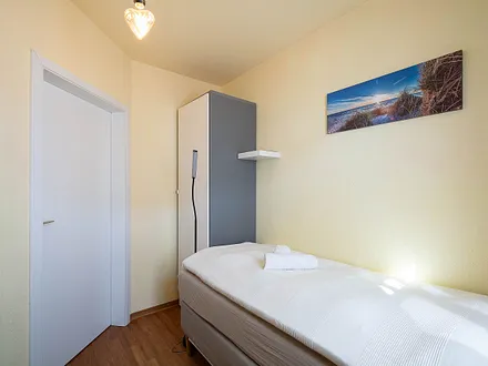 Das zweite Schlafzimmer mit 2 Einzelbetten und Kleiderschrank