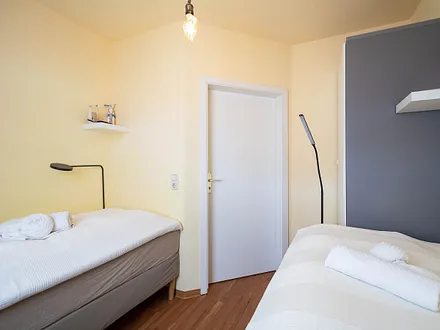 Das zweite Schlafzimmer mit 2 Einzelbetten und Kleiderschrank