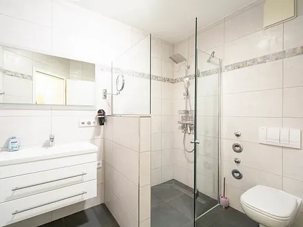 Das Bad mit Dusche und WC