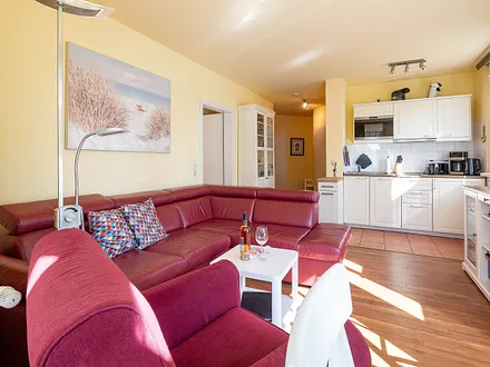 Der helle Wohnbereich mit offener Küchenzeile