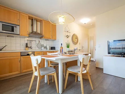 Der Essbereich und die offene Küchenzeile